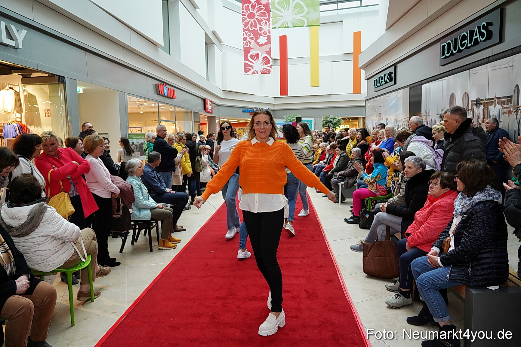 Modenschau Fruehjahr 2023 NeuerMarkt 0085