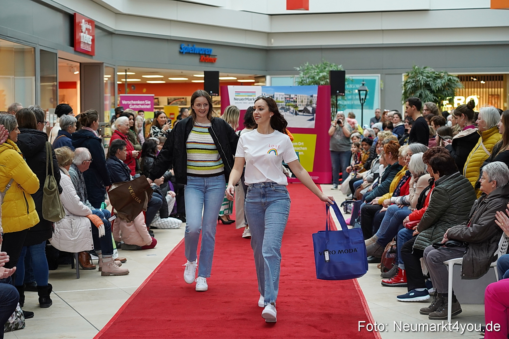 Modenschau Fruehjahr 2023 NeuerMarkt 0090