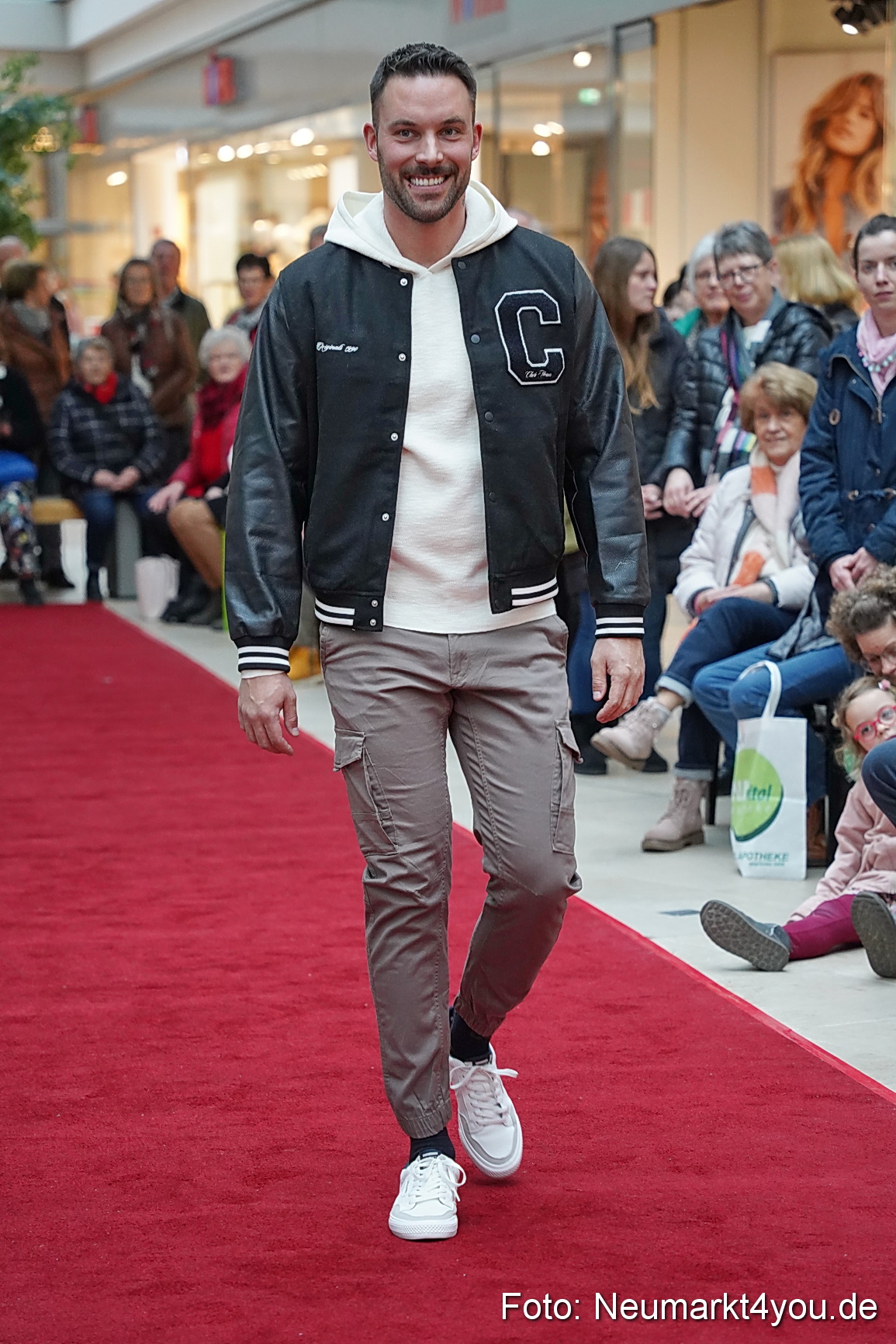 Modenschau Fruehjahr 2023 NeuerMarkt 0095