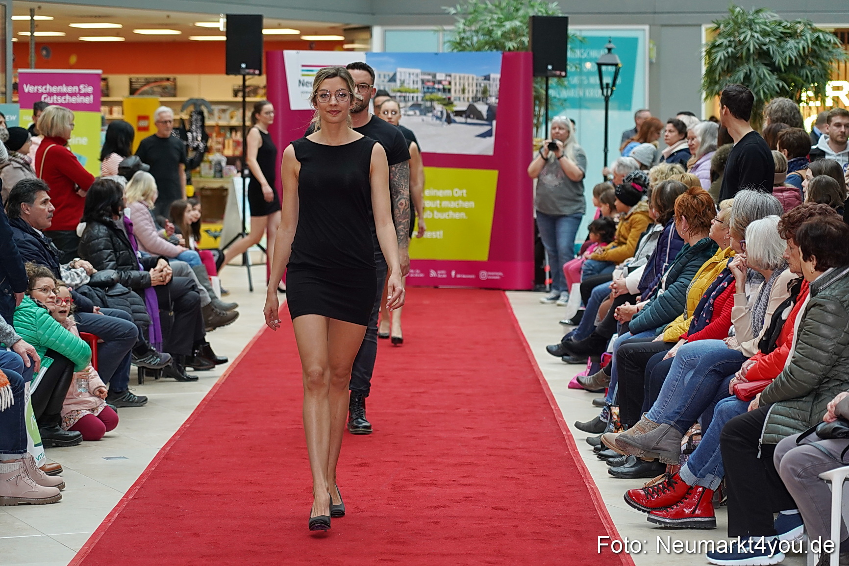 Modenschau Fruehjahr 2023 NeuerMarkt 0103