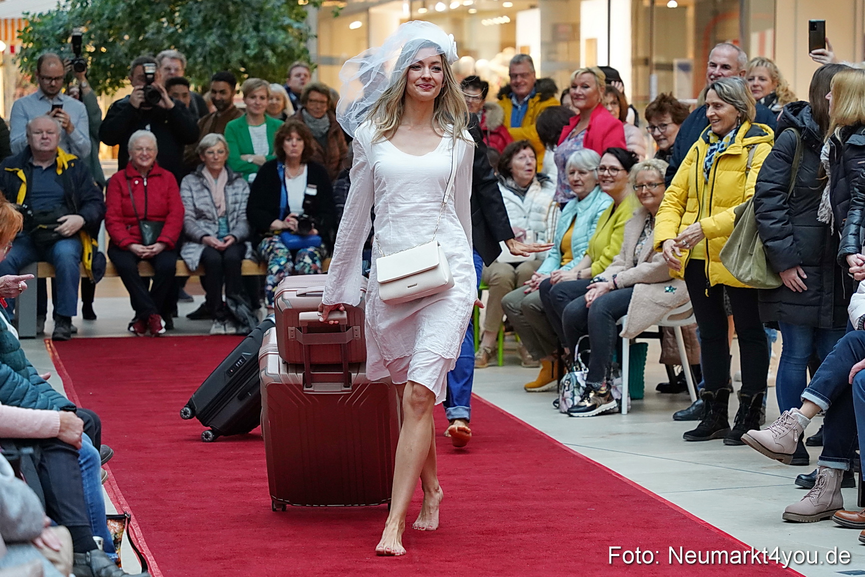 Modenschau Fruehjahr 2023 NeuerMarkt 0121