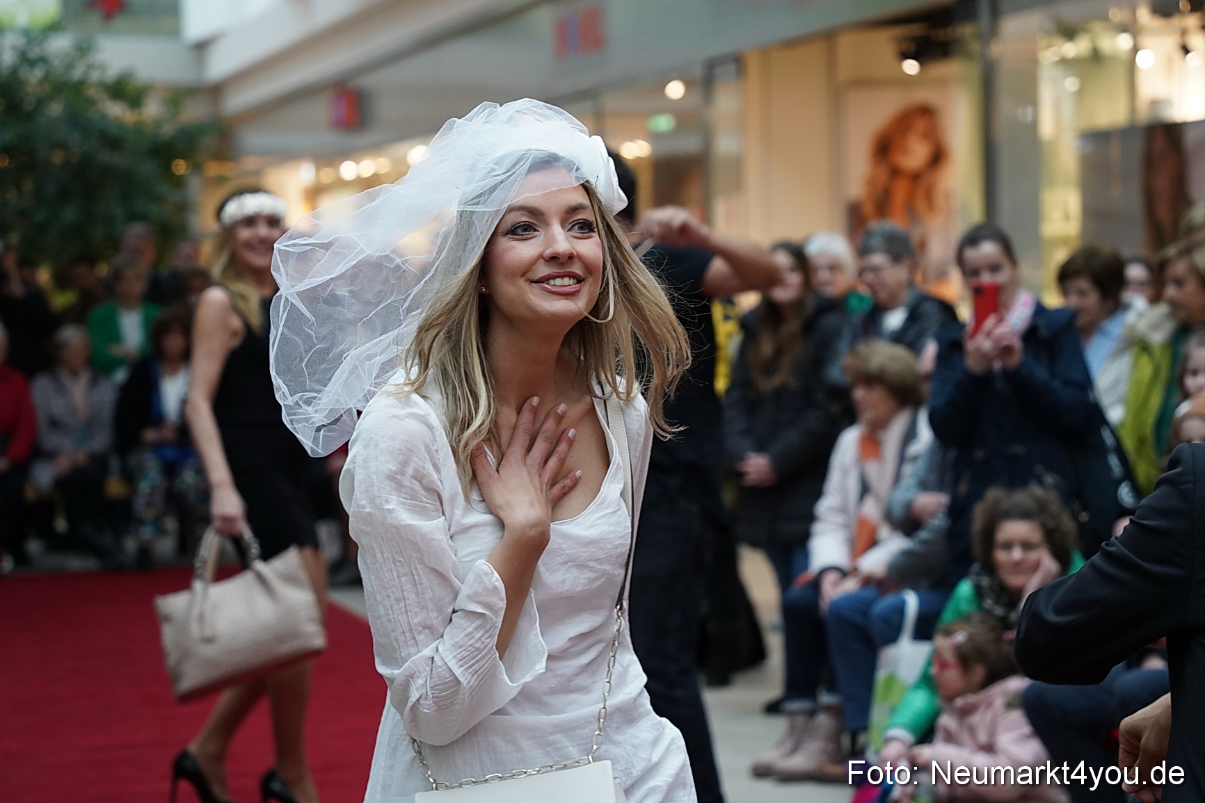 Modenschau Fruehjahr 2023 NeuerMarkt 0124