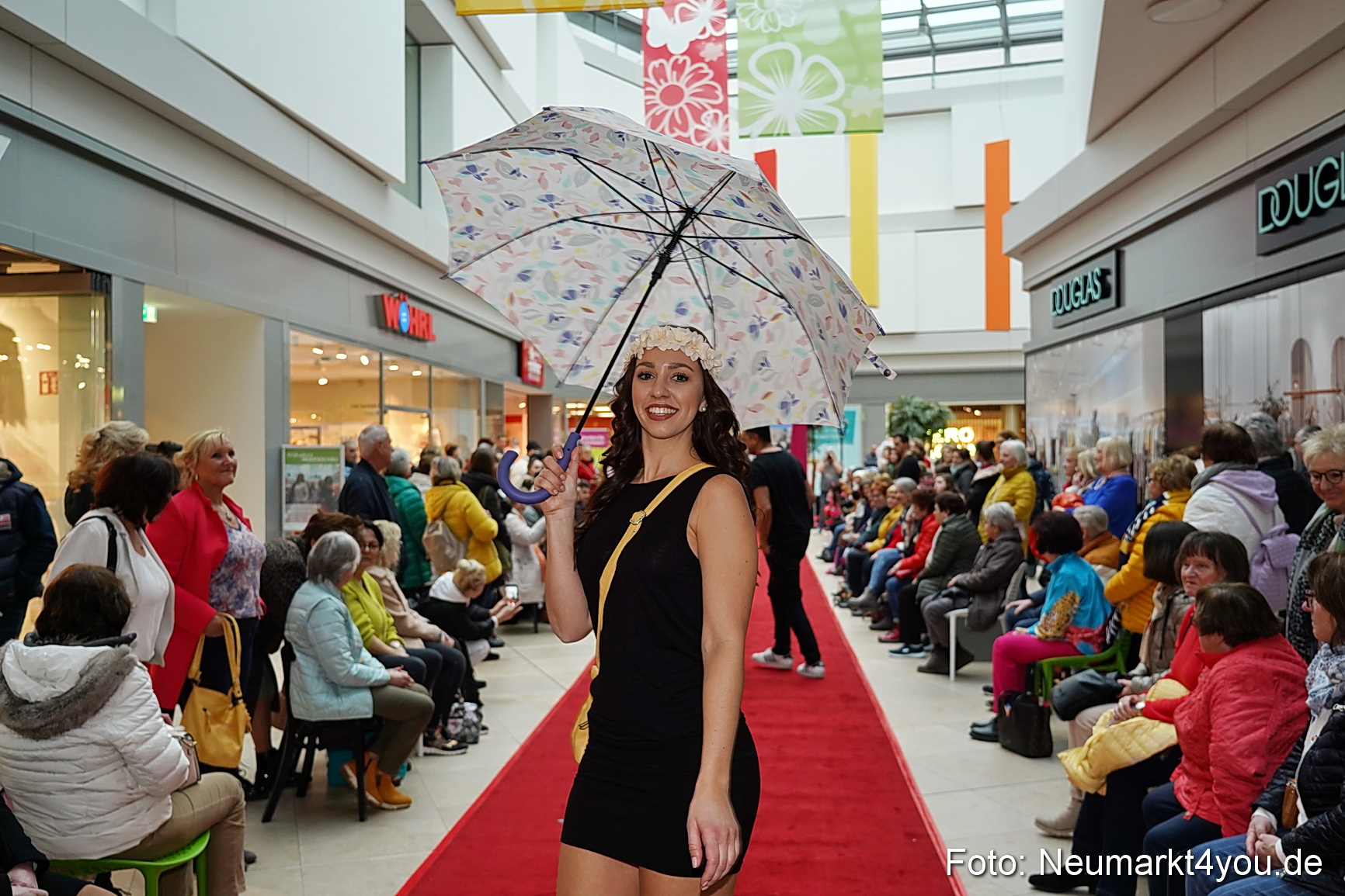 Modenschau Fruehjahr 2023 NeuerMarkt 0126