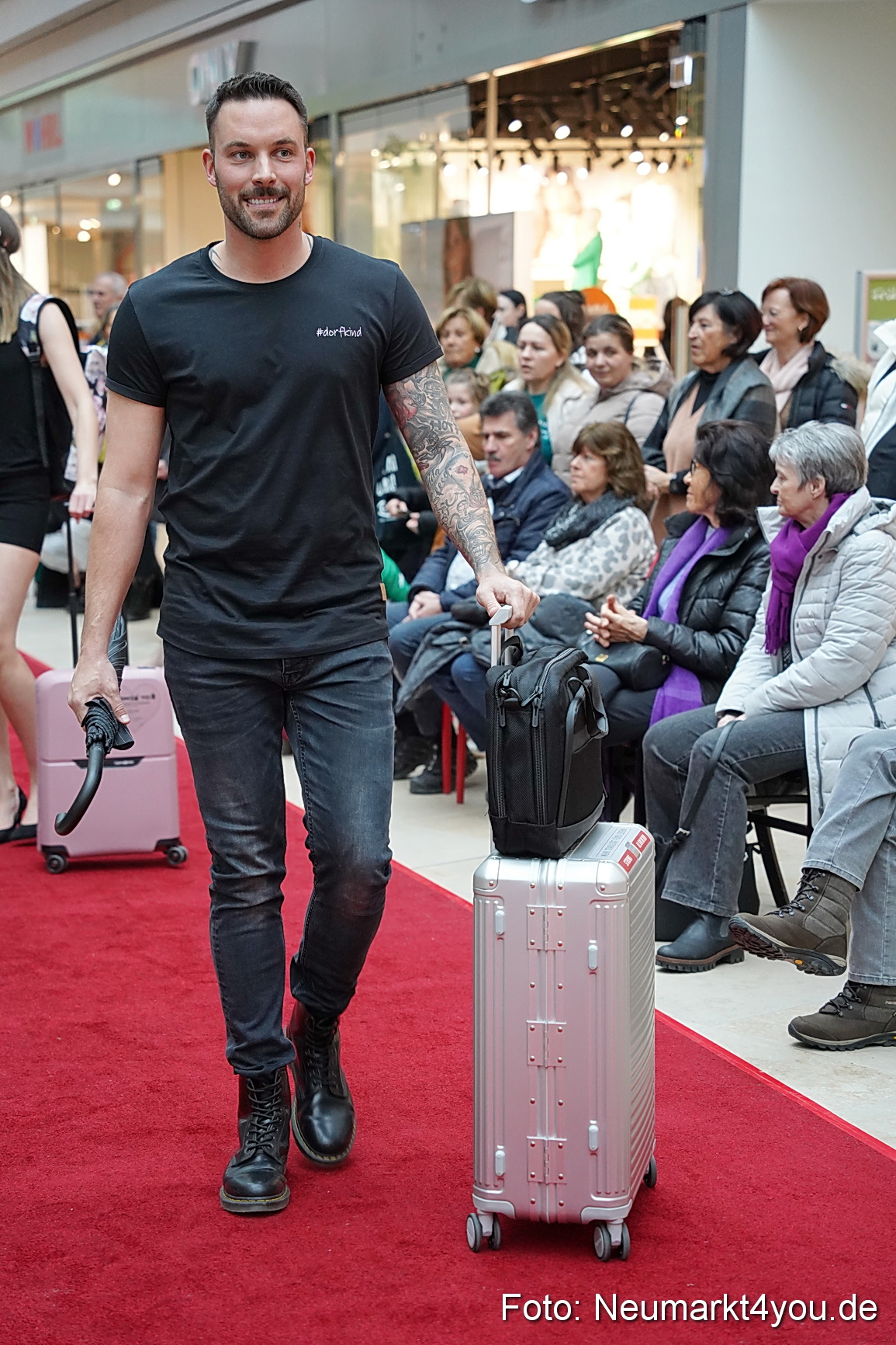 Modenschau Fruehjahr 2023 NeuerMarkt 0129