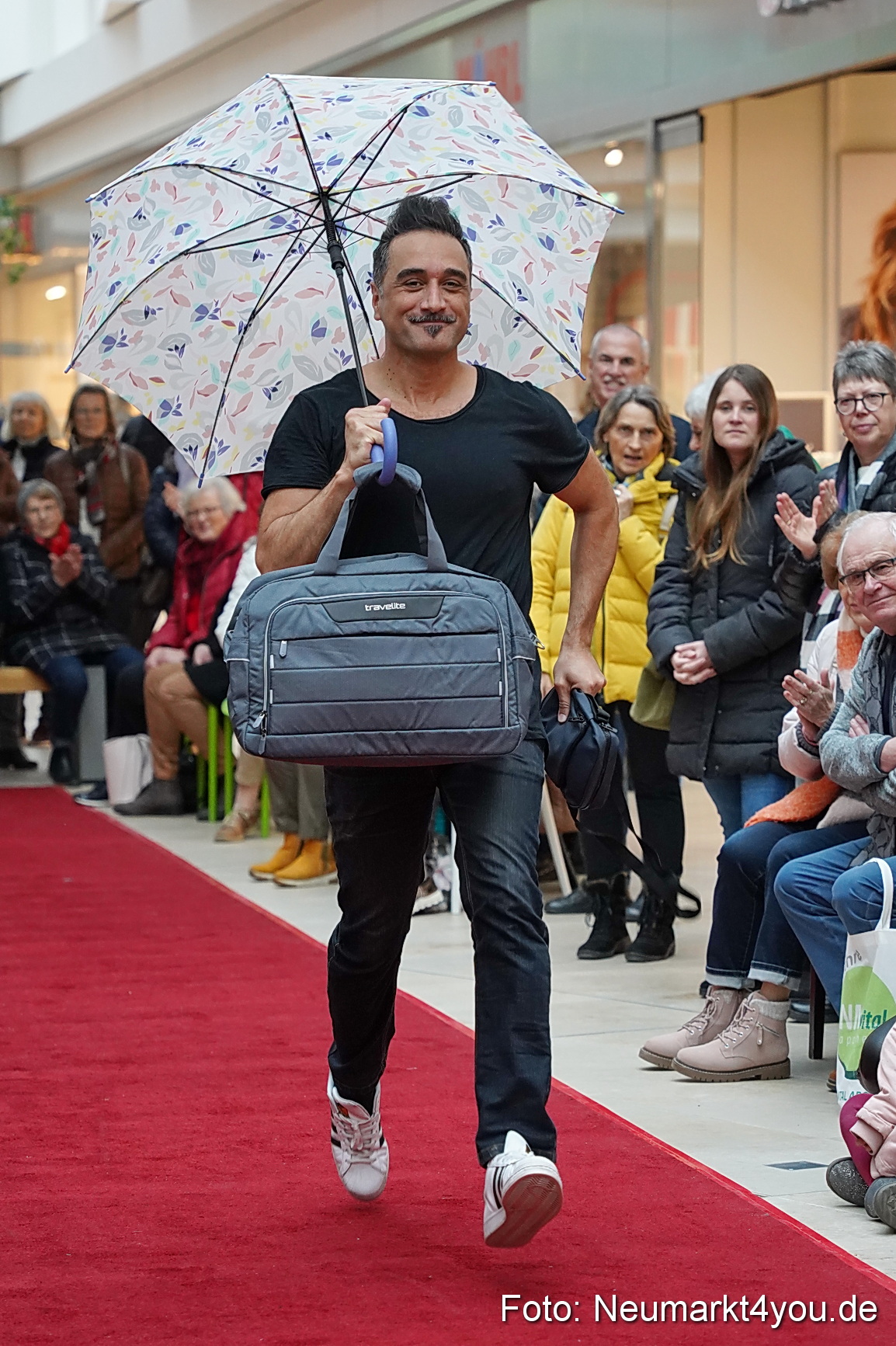 Modenschau Fruehjahr 2023 NeuerMarkt 0131