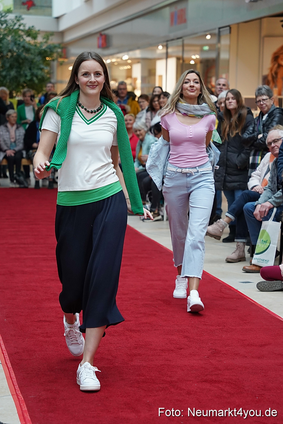 Modenschau Fruehjahr 2023 NeuerMarkt 0145