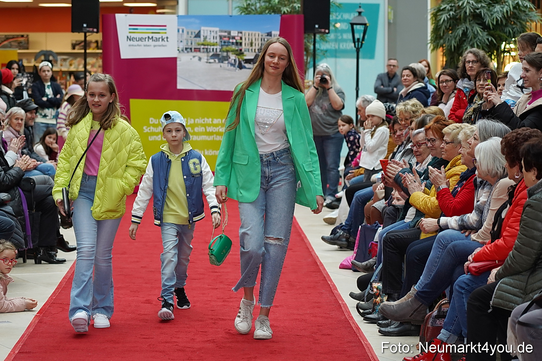 Modenschau Fruehjahr 2023 NeuerMarkt 0175