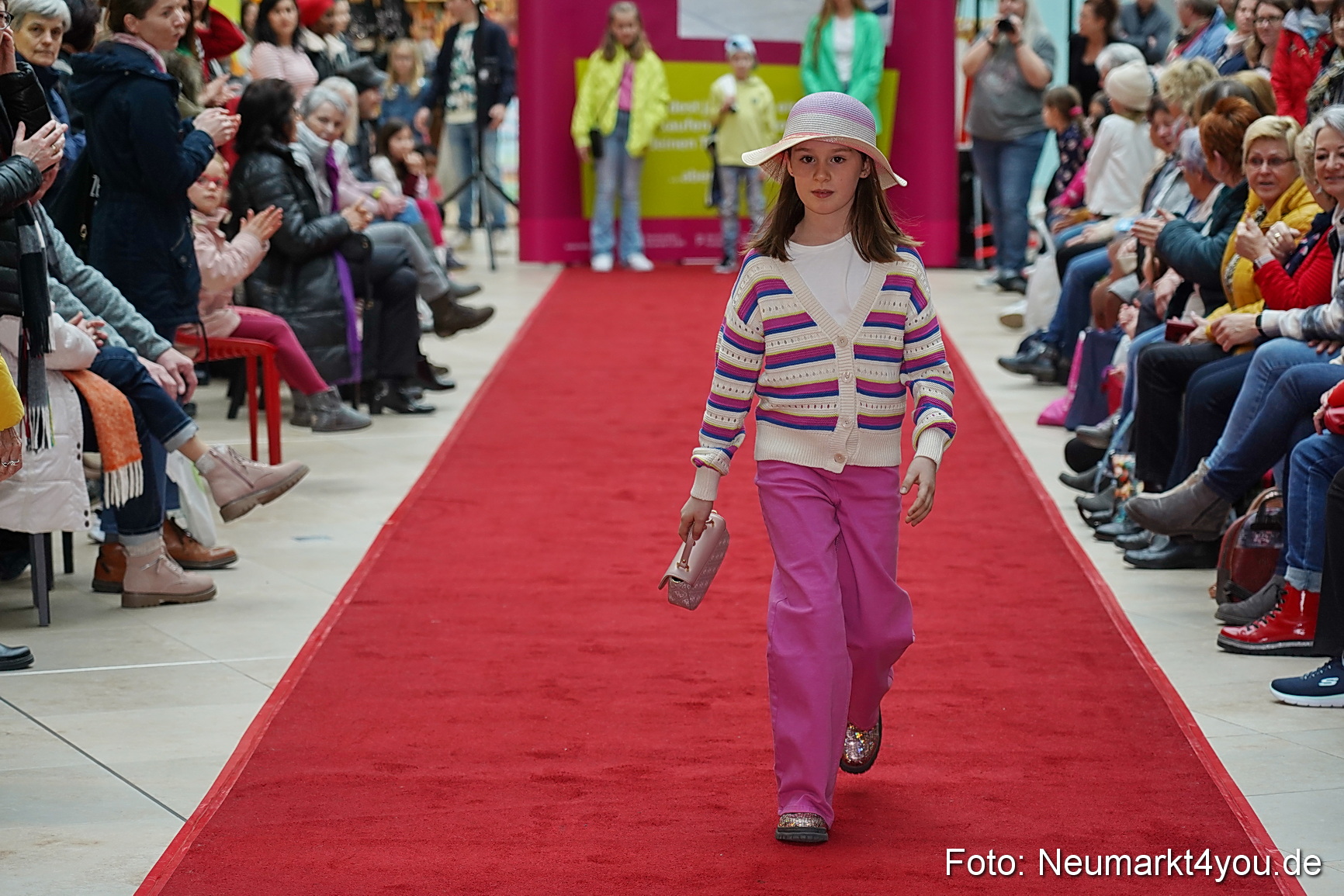 Modenschau Fruehjahr 2023 NeuerMarkt 0177