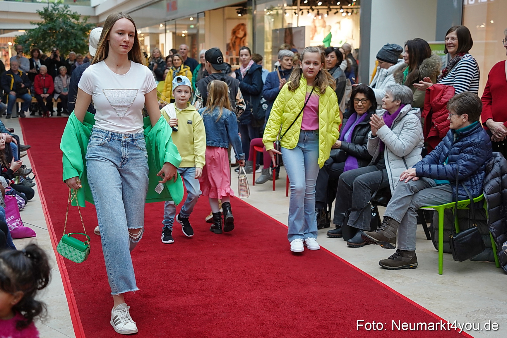 Modenschau Fruehjahr 2023 NeuerMarkt 0182