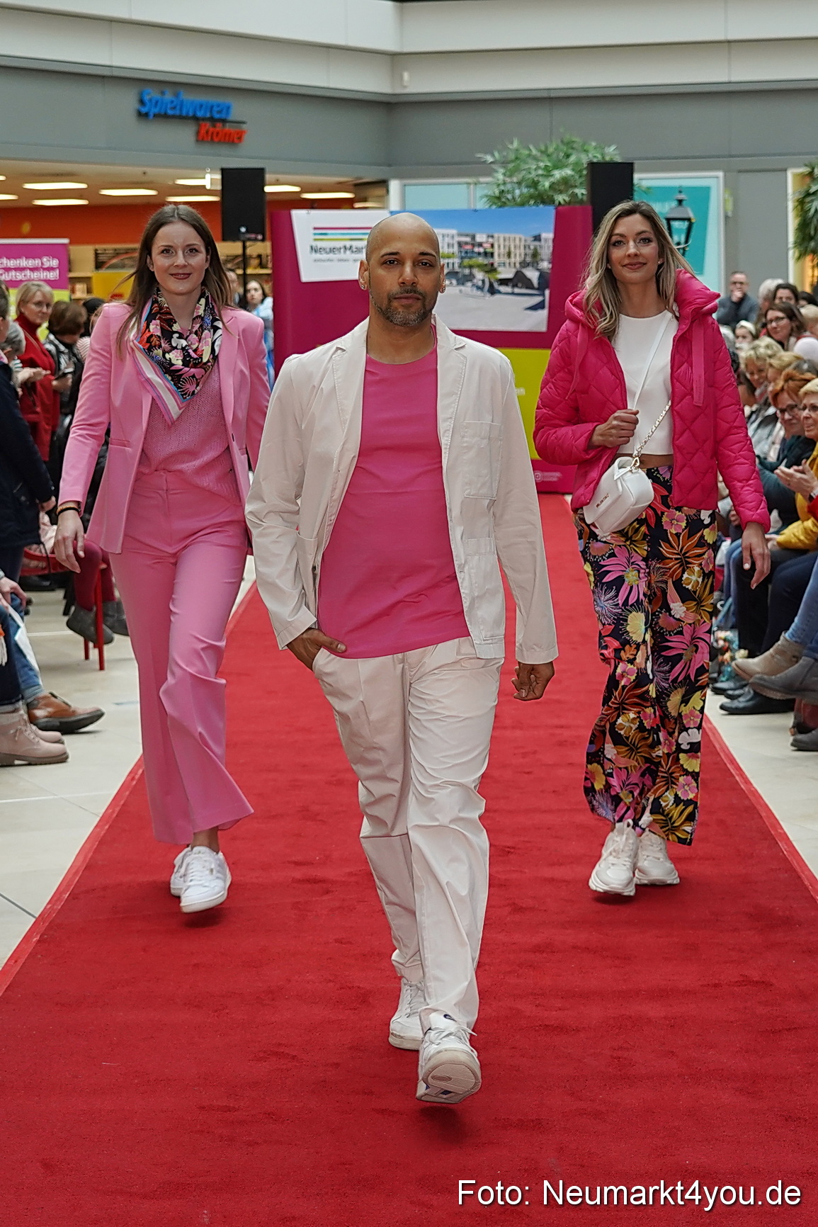 Modenschau Fruehjahr 2023 NeuerMarkt 0185