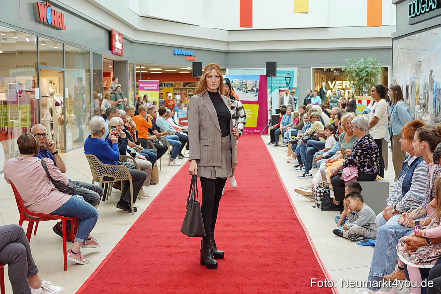 Herbst Modenschau Neuer Markt 2023 0002