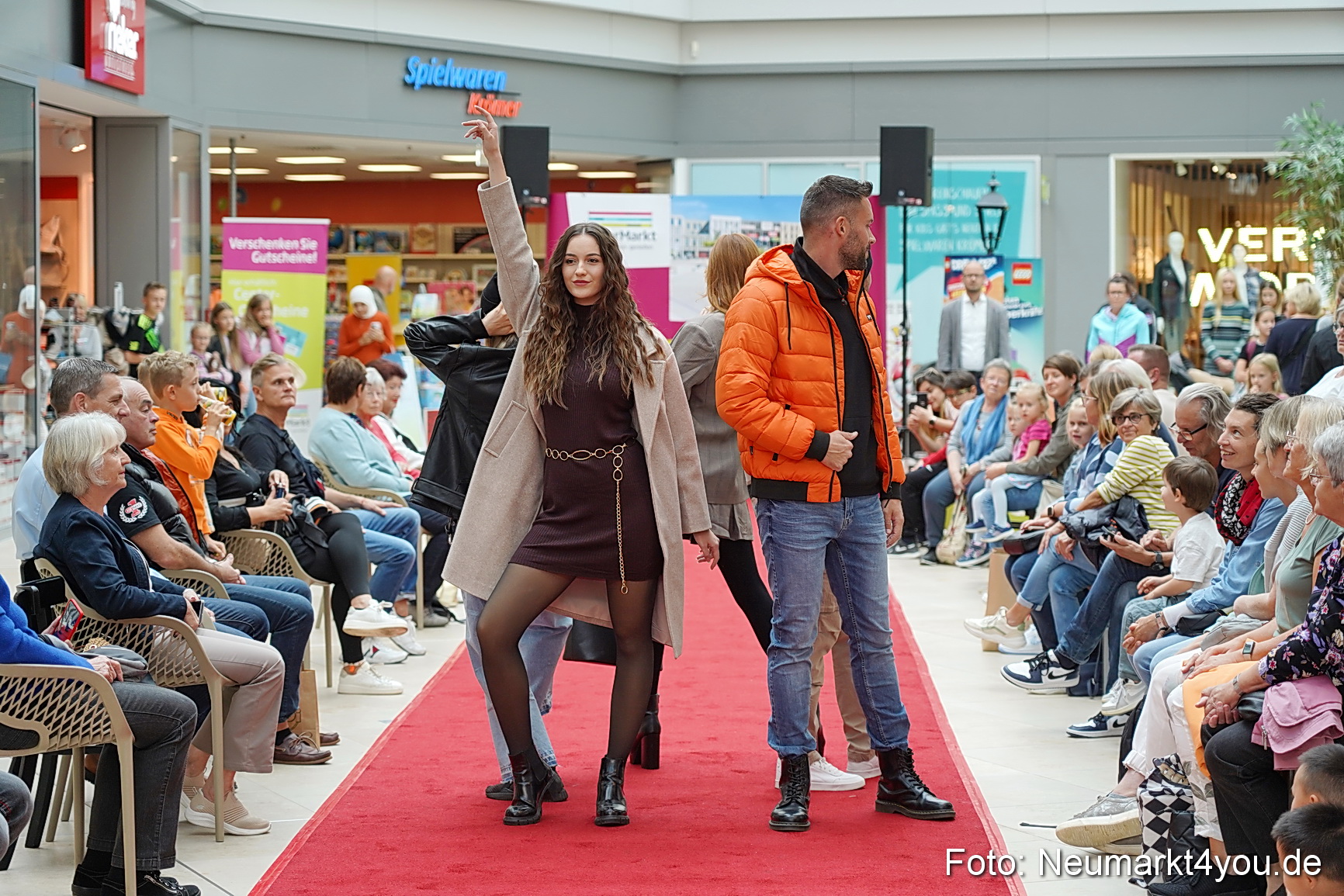 Herbst Modenschau Neuer Markt 2023 0004