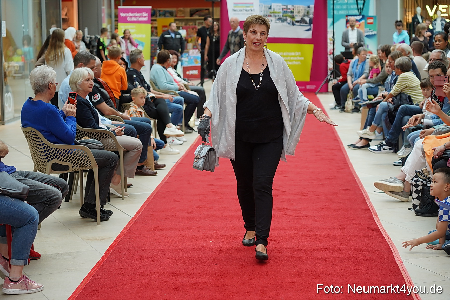 Herbst Modenschau Neuer Markt 2023 0011