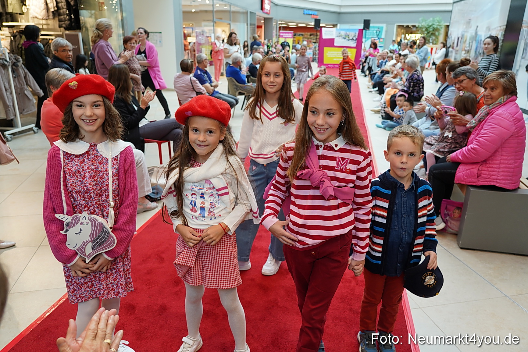 Herbst Modenschau Neuer Markt 2023 0028