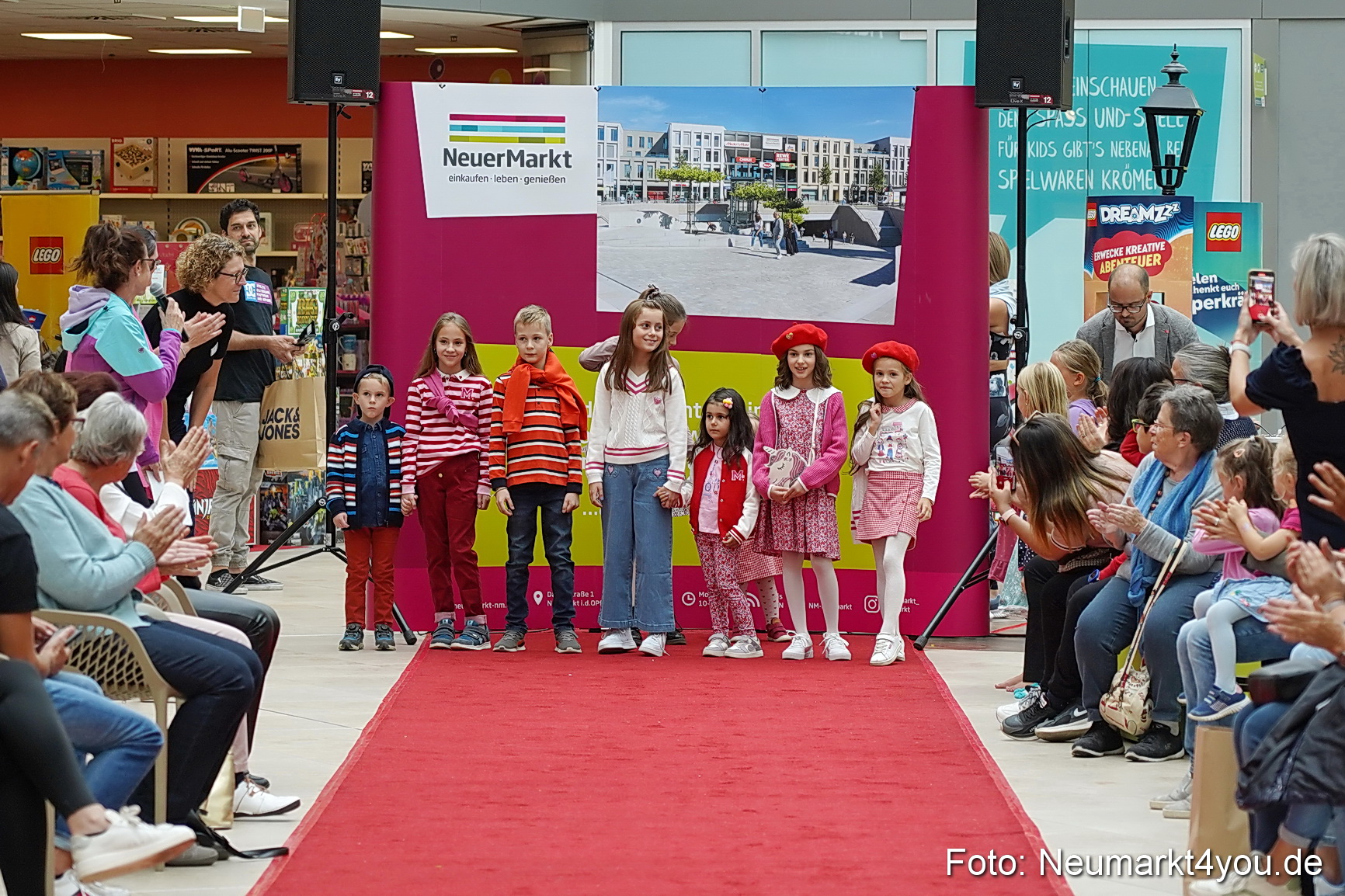 Herbst Modenschau Neuer Markt 2023 0033