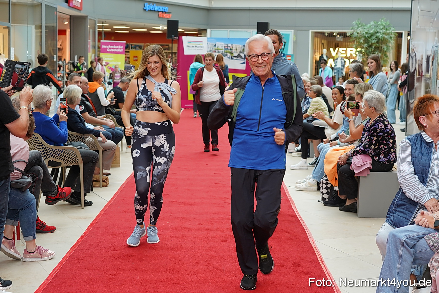 Herbst Modenschau Neuer Markt 2023 0035