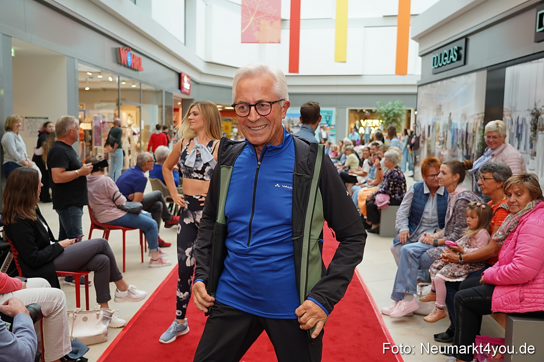 Herbst Modenschau Neuer Markt 2023 0036