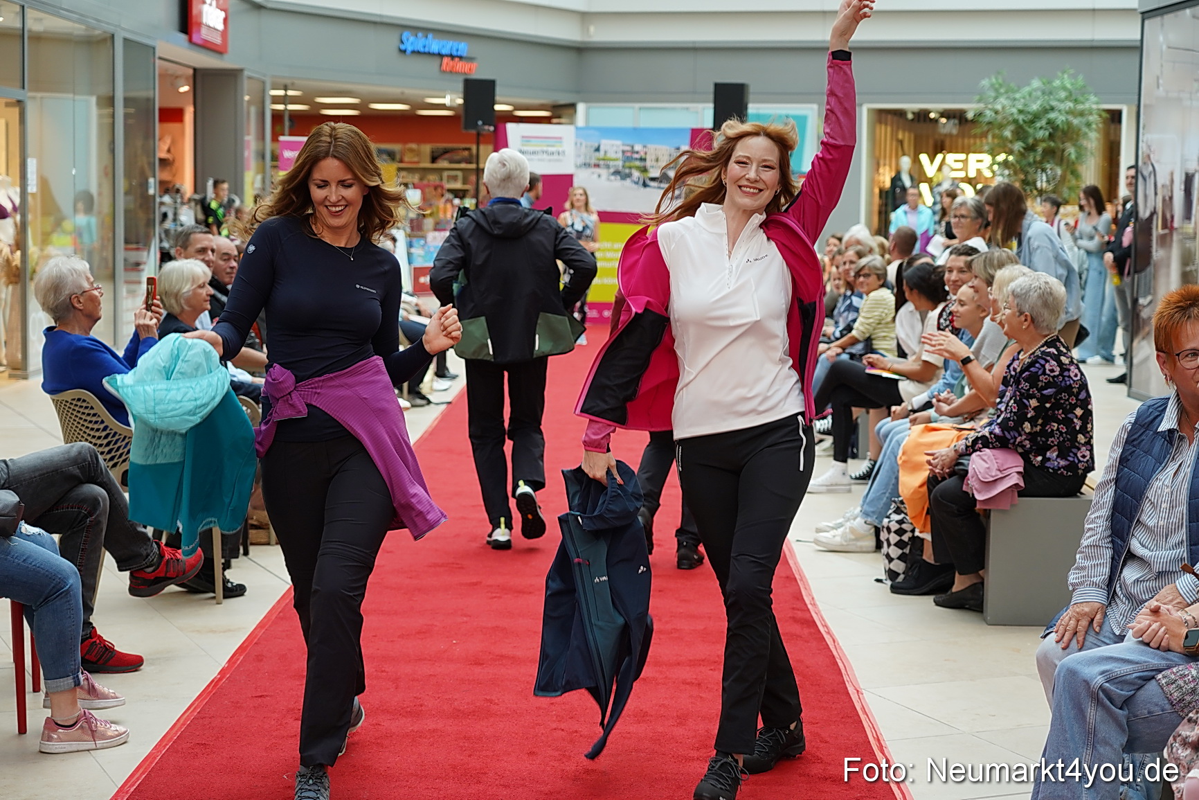 Herbst Modenschau Neuer Markt 2023 0038