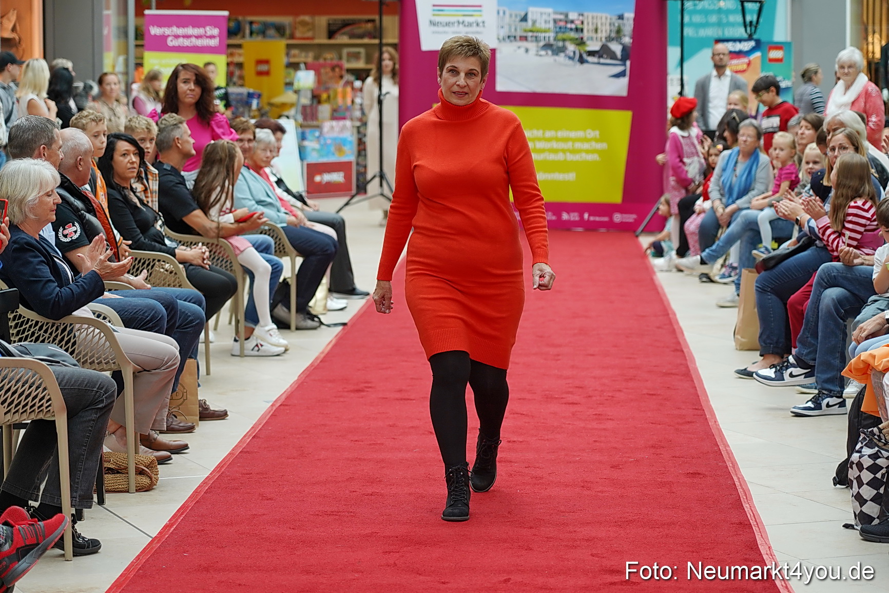 Herbst Modenschau Neuer Markt 2023 0047