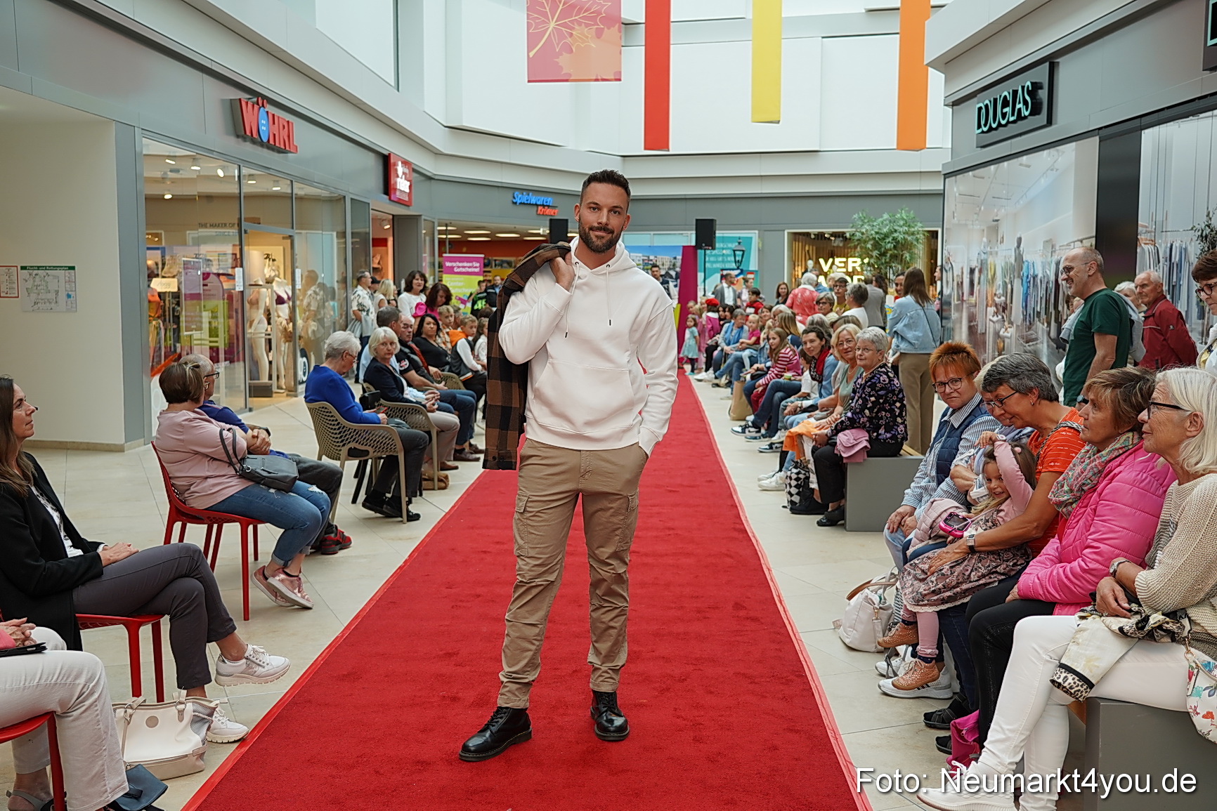 Herbst Modenschau Neuer Markt 2023 0052