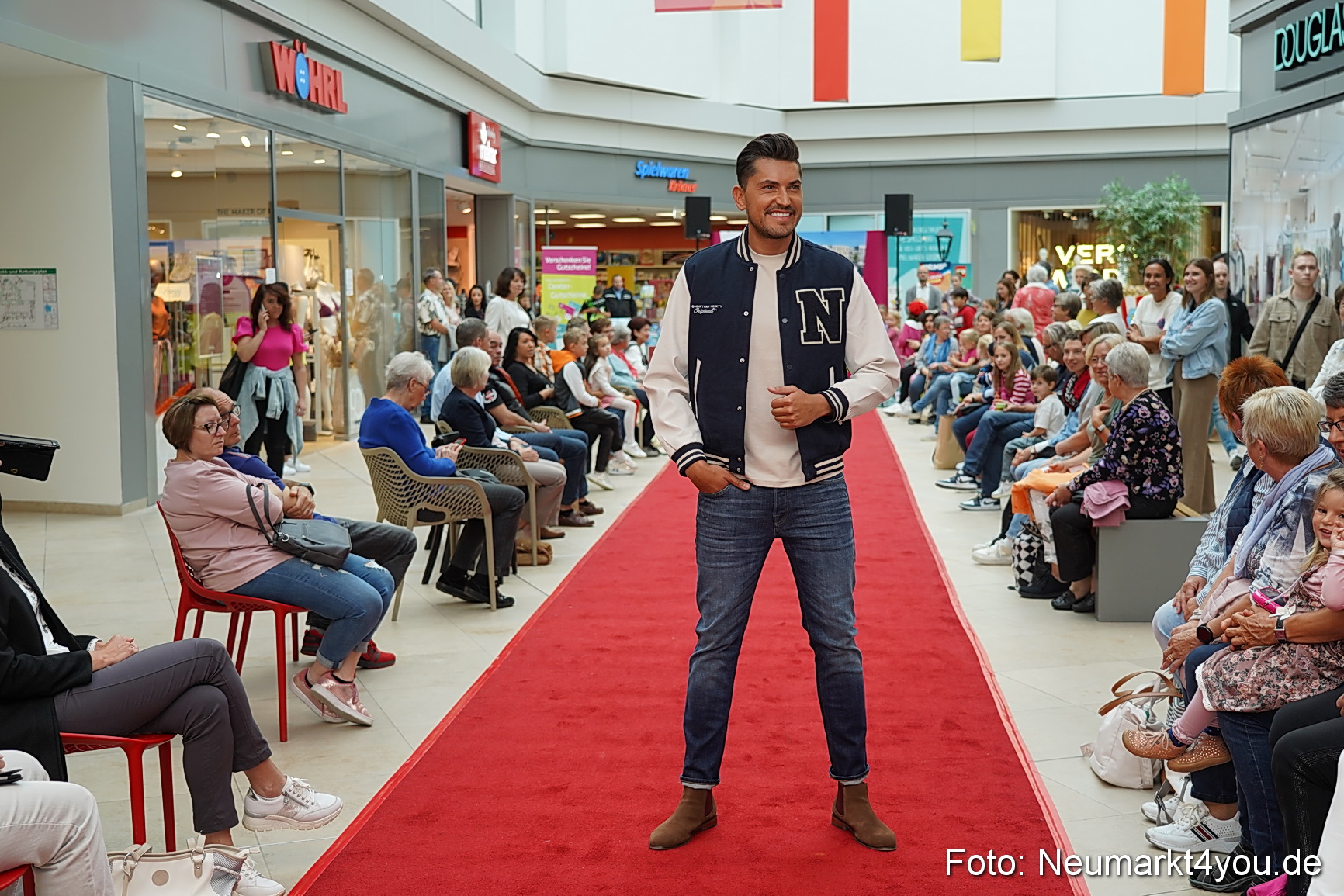 Herbst Modenschau Neuer Markt 2023 0053