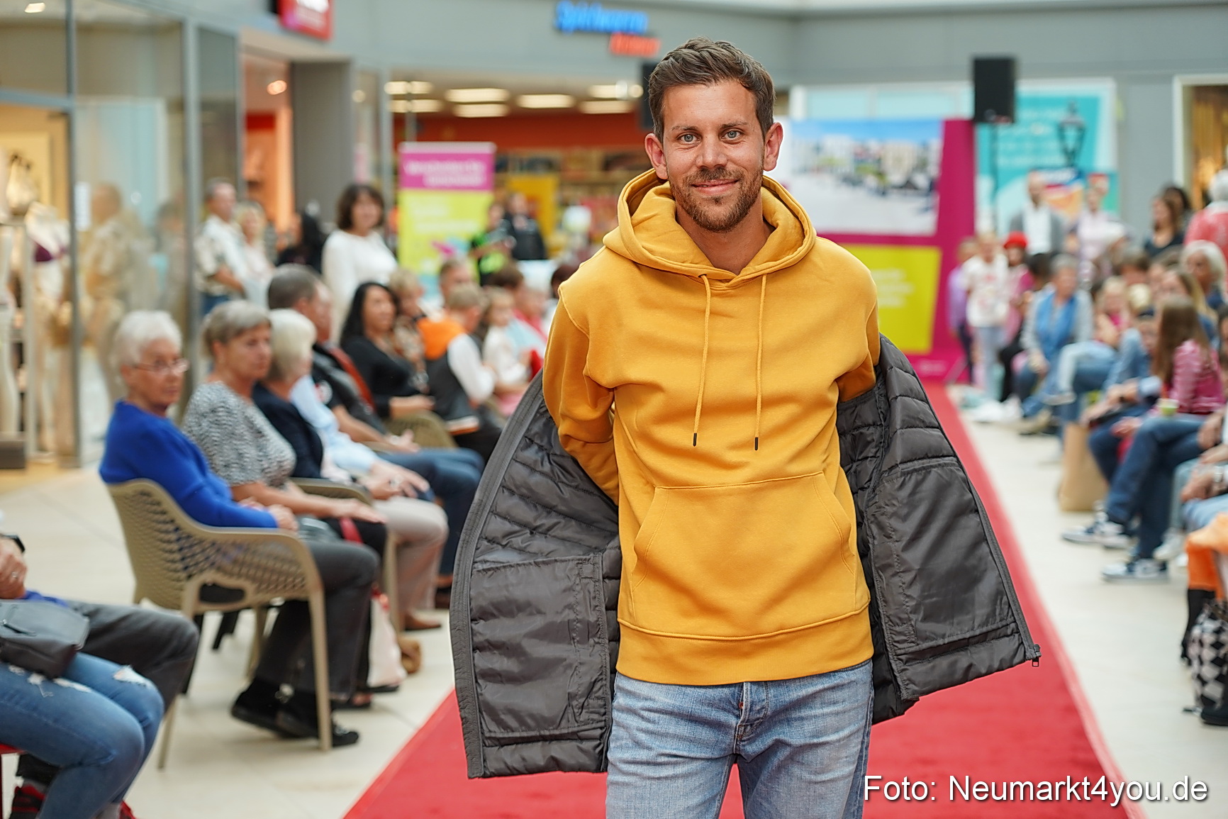 Herbst Modenschau Neuer Markt 2023 0054