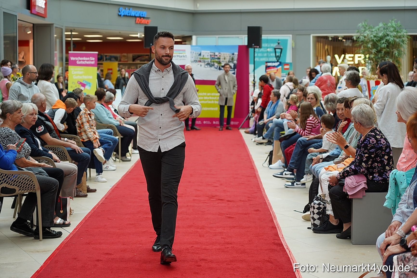 Herbst Modenschau Neuer Markt 2023 0068