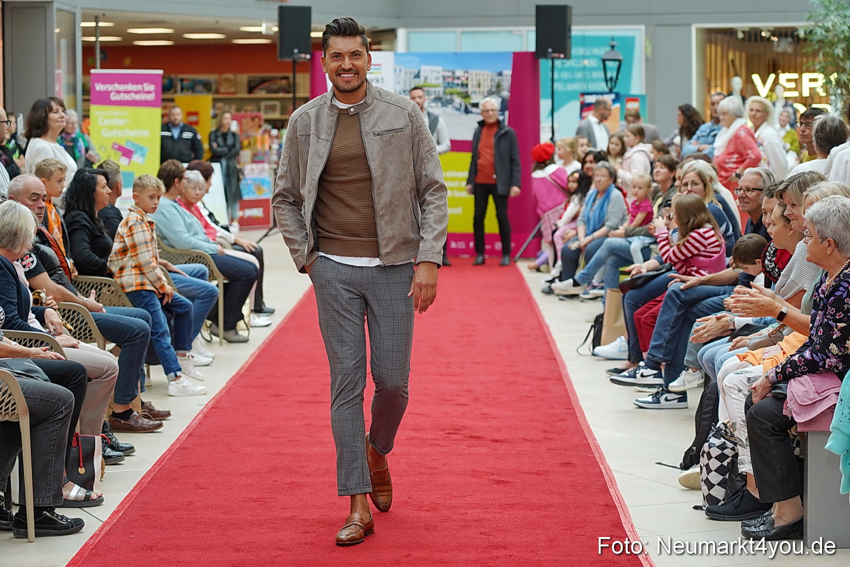 Herbst Modenschau Neuer Markt 2023 0071