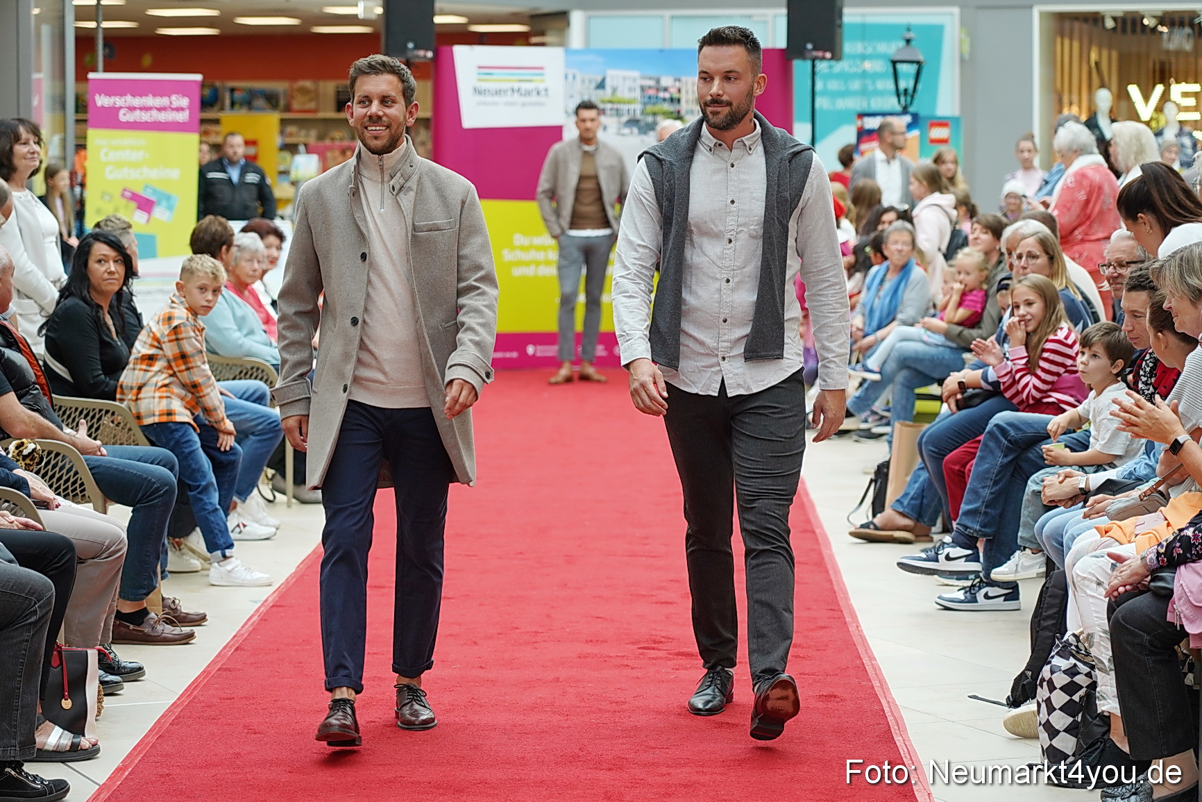 Herbst Modenschau Neuer Markt 2023 0073