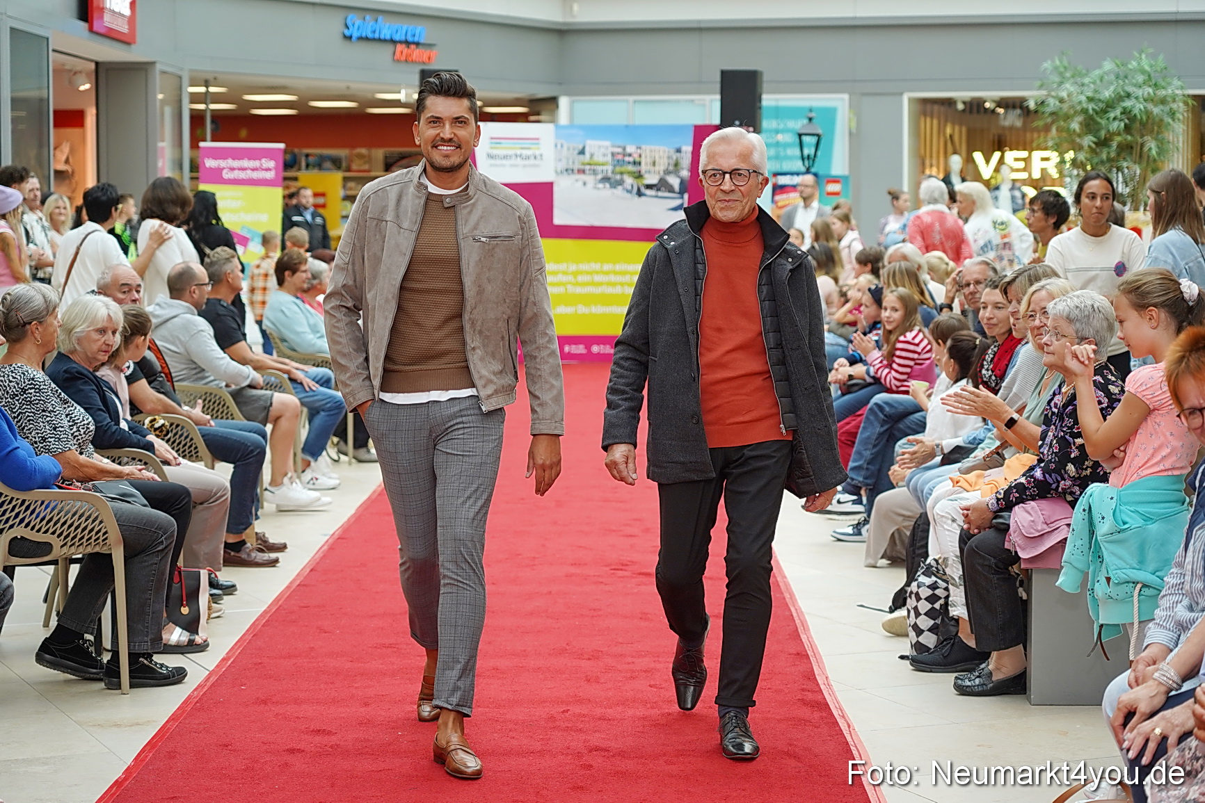 Herbst Modenschau Neuer Markt 2023 0075