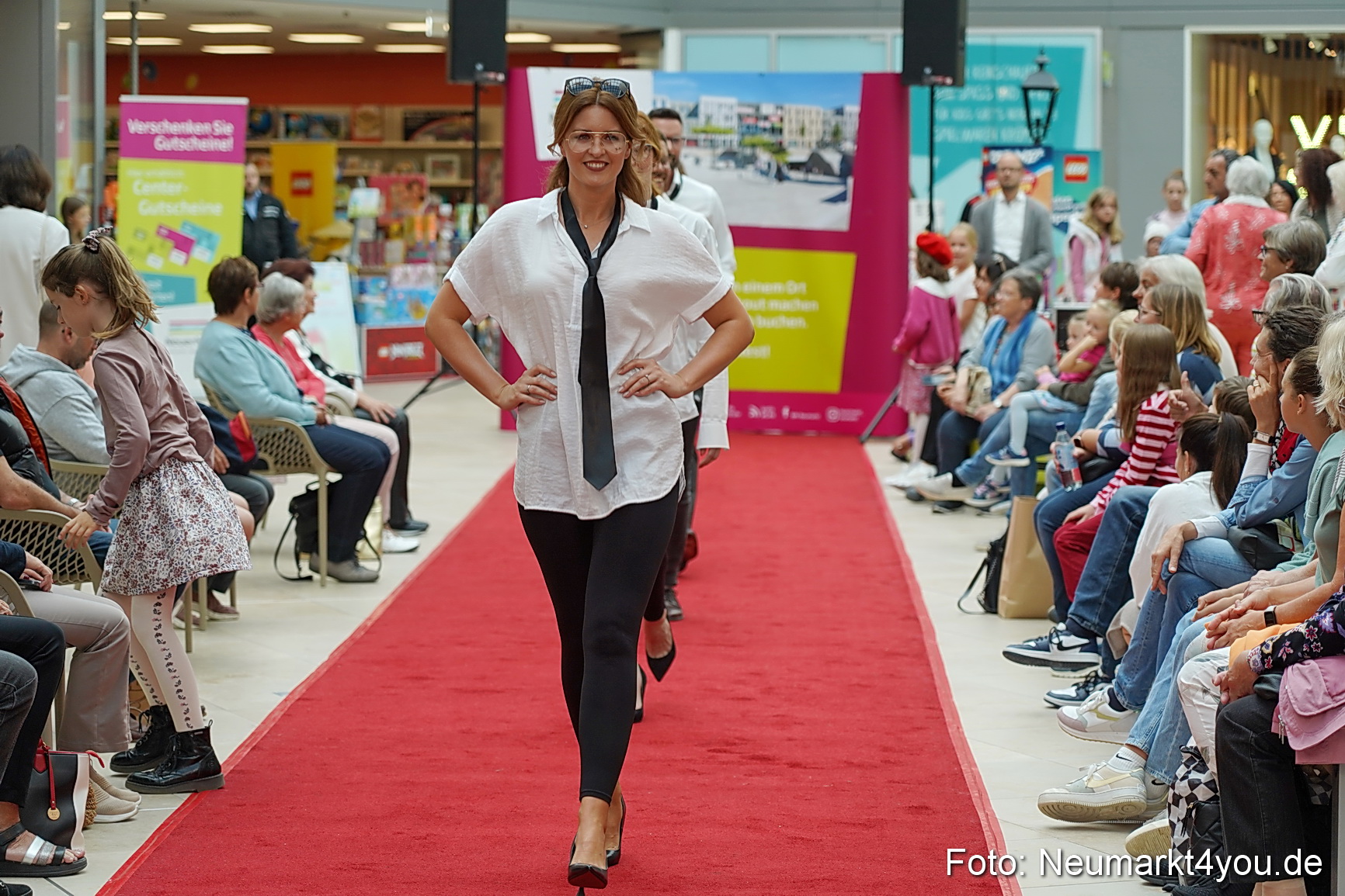 Herbst Modenschau Neuer Markt 2023 0077