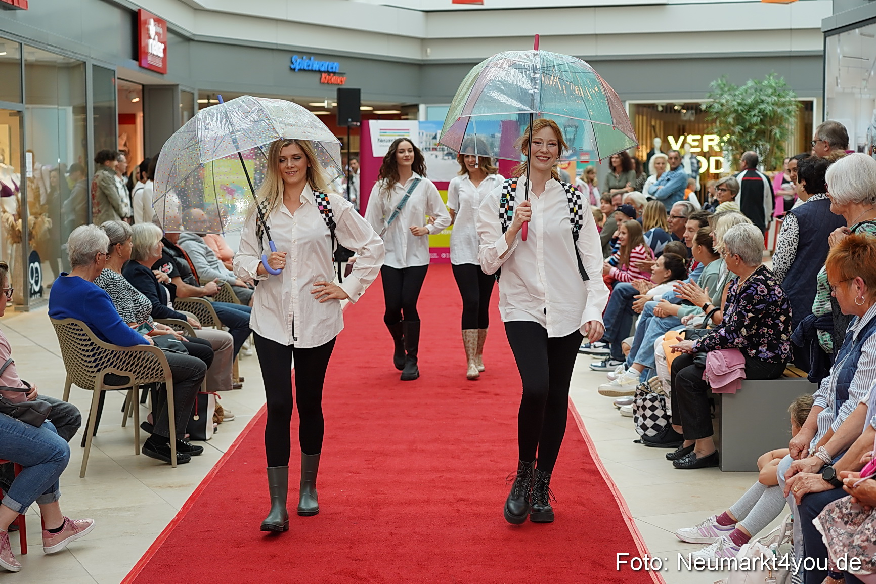 Herbst Modenschau Neuer Markt 2023 0091