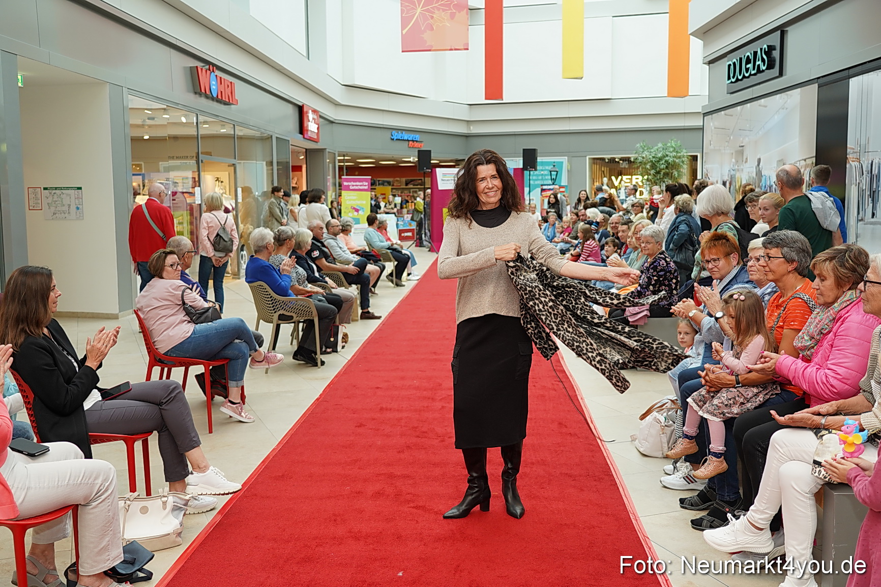 Herbst Modenschau Neuer Markt 2023 0101