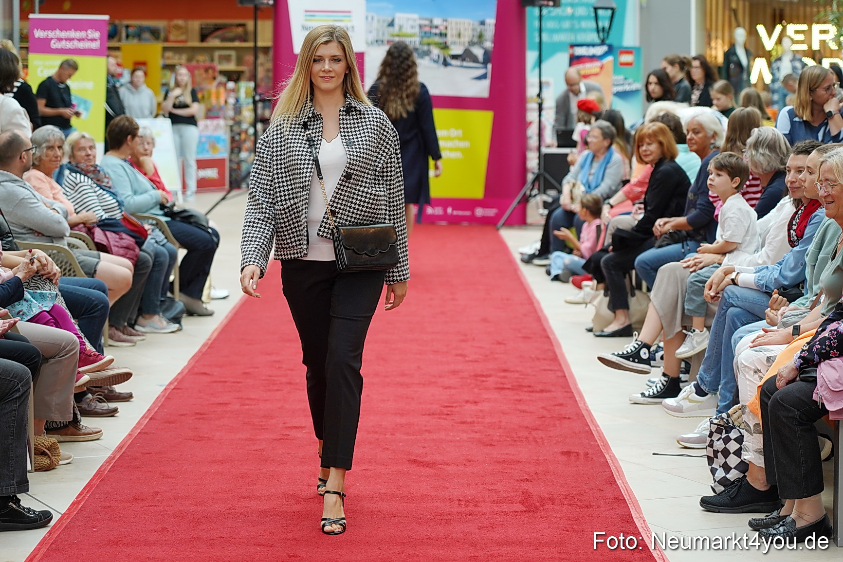 Herbst Modenschau Neuer Markt 2023 0121