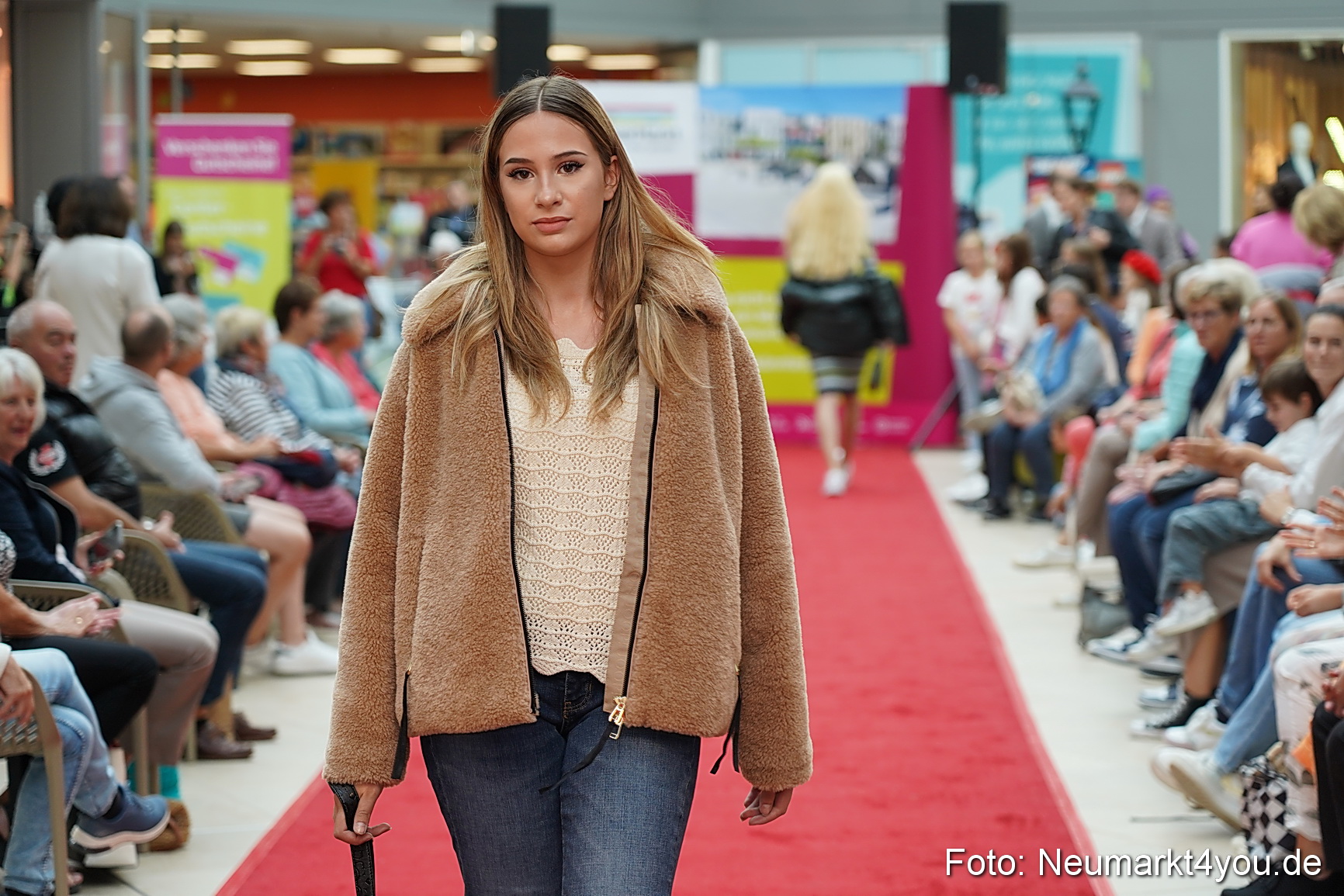 Herbst Modenschau Neuer Markt 2023 0127