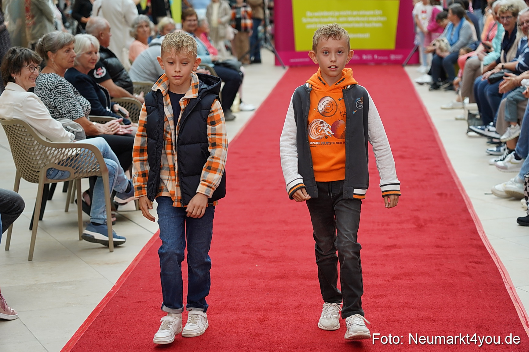 Herbst Modenschau Neuer Markt 2023 0129