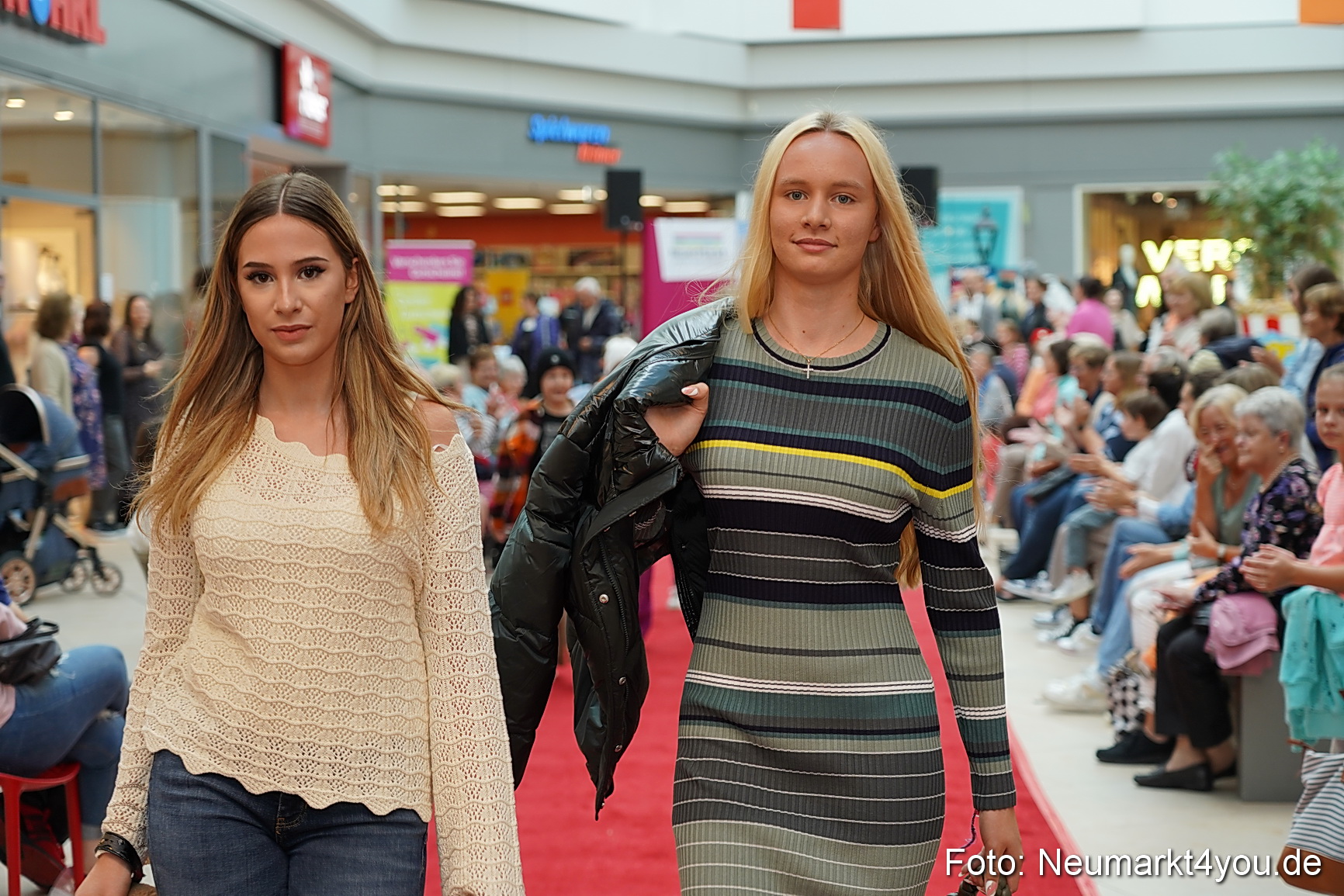 Herbst Modenschau Neuer Markt 2023 0133