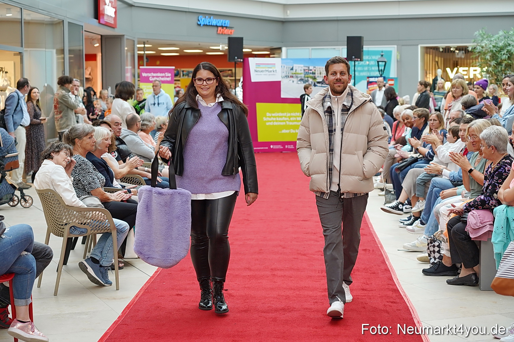 Herbst Modenschau Neuer Markt 2023 0135