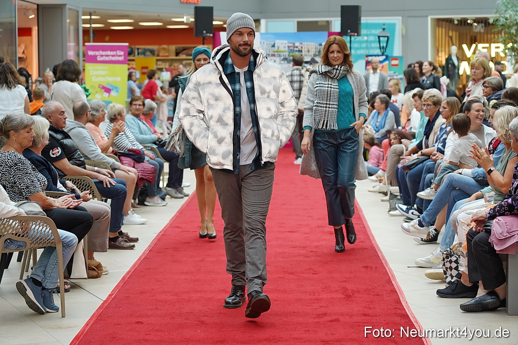 Herbst Modenschau Neuer Markt 2023 0137