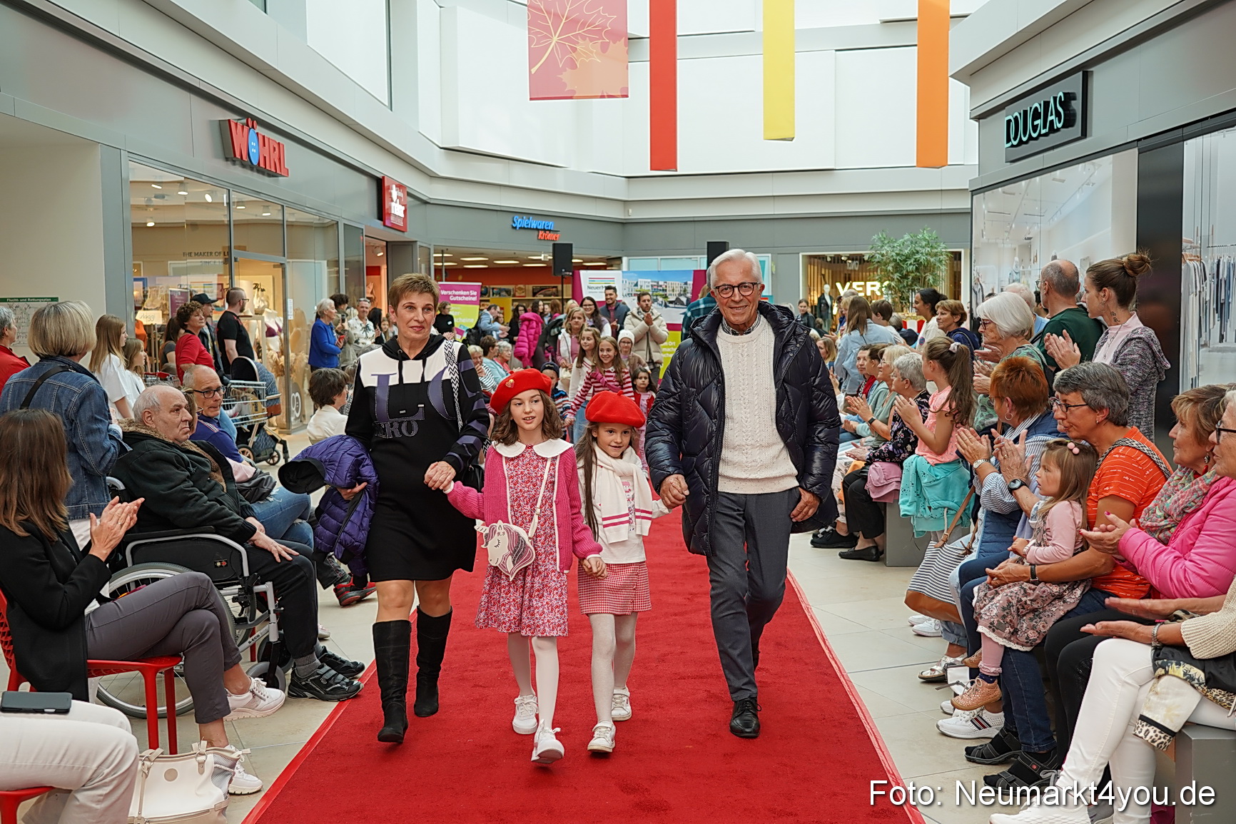 Herbst Modenschau Neuer Markt 2023 0141