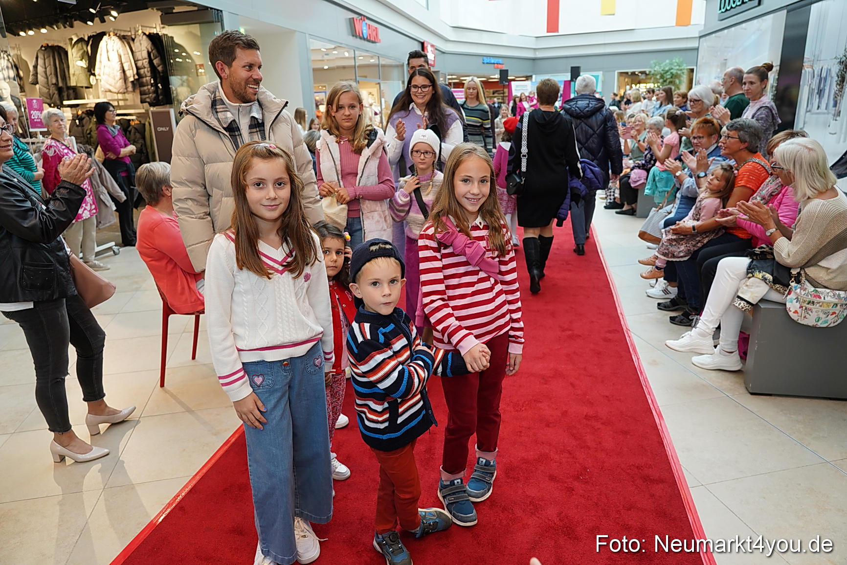 Herbst Modenschau Neuer Markt 2023 0142