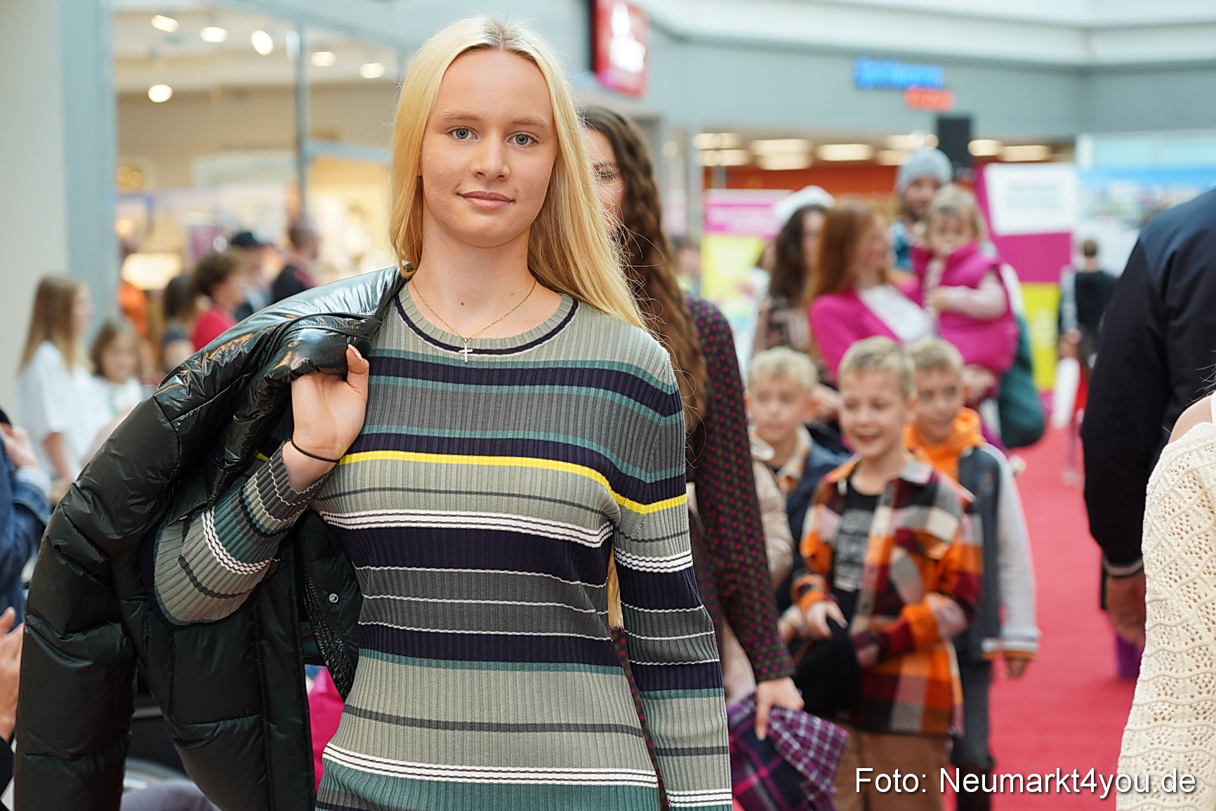 Herbst Modenschau Neuer Markt 2023 0148