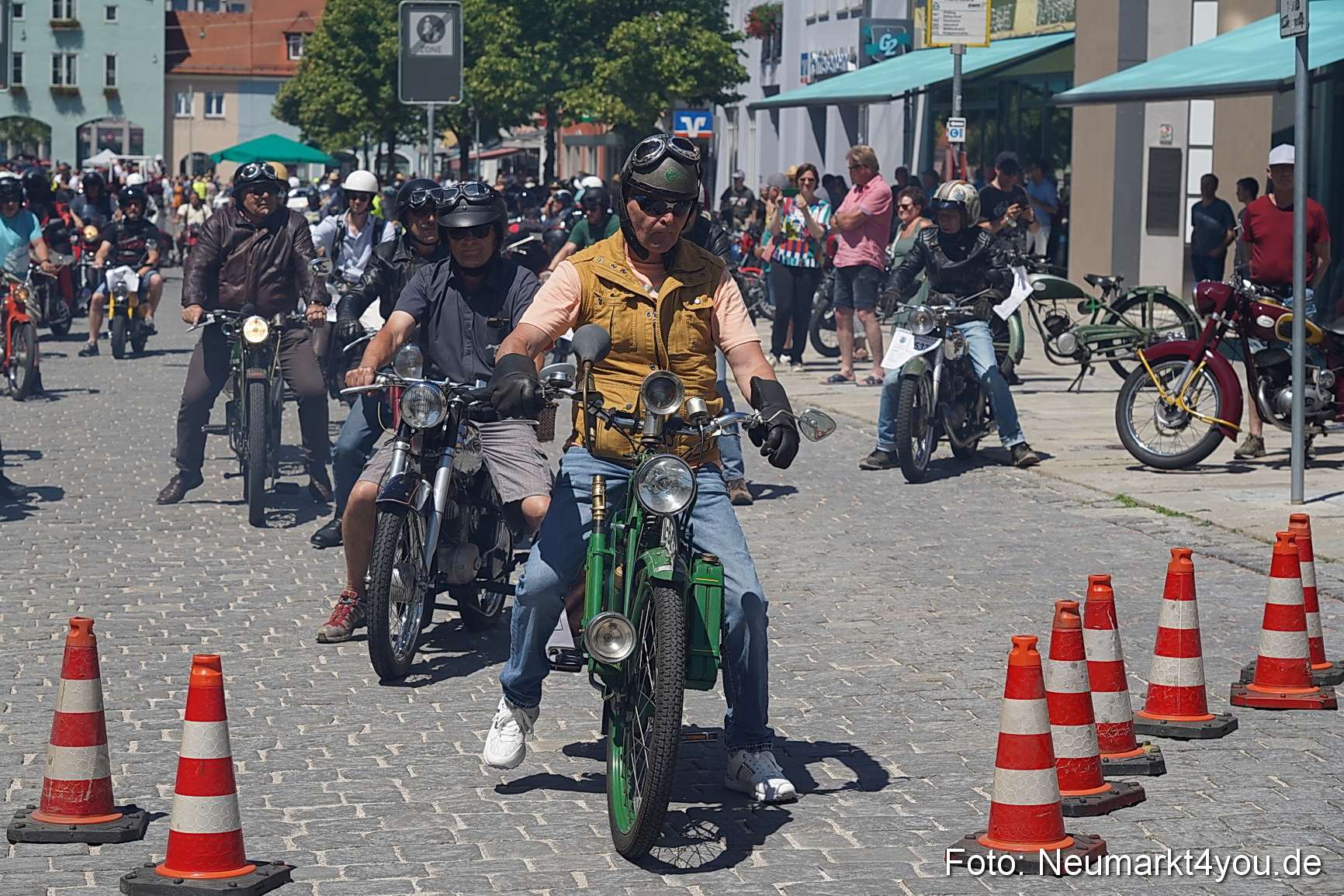 Oldtimertreffen Neumarkt Start der Ausfahrt 2023 0004