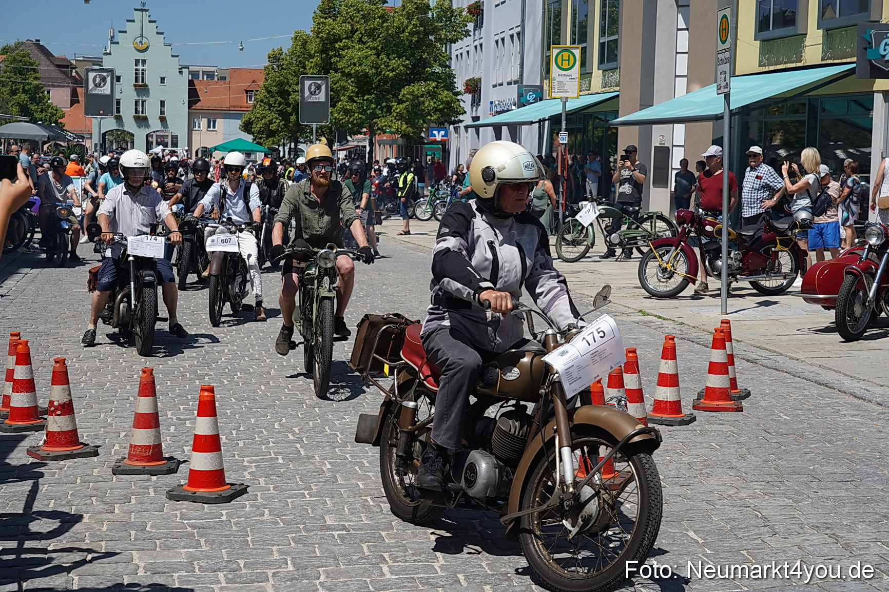 Oldtimertreffen Neumarkt Start der Ausfahrt 2023 0006