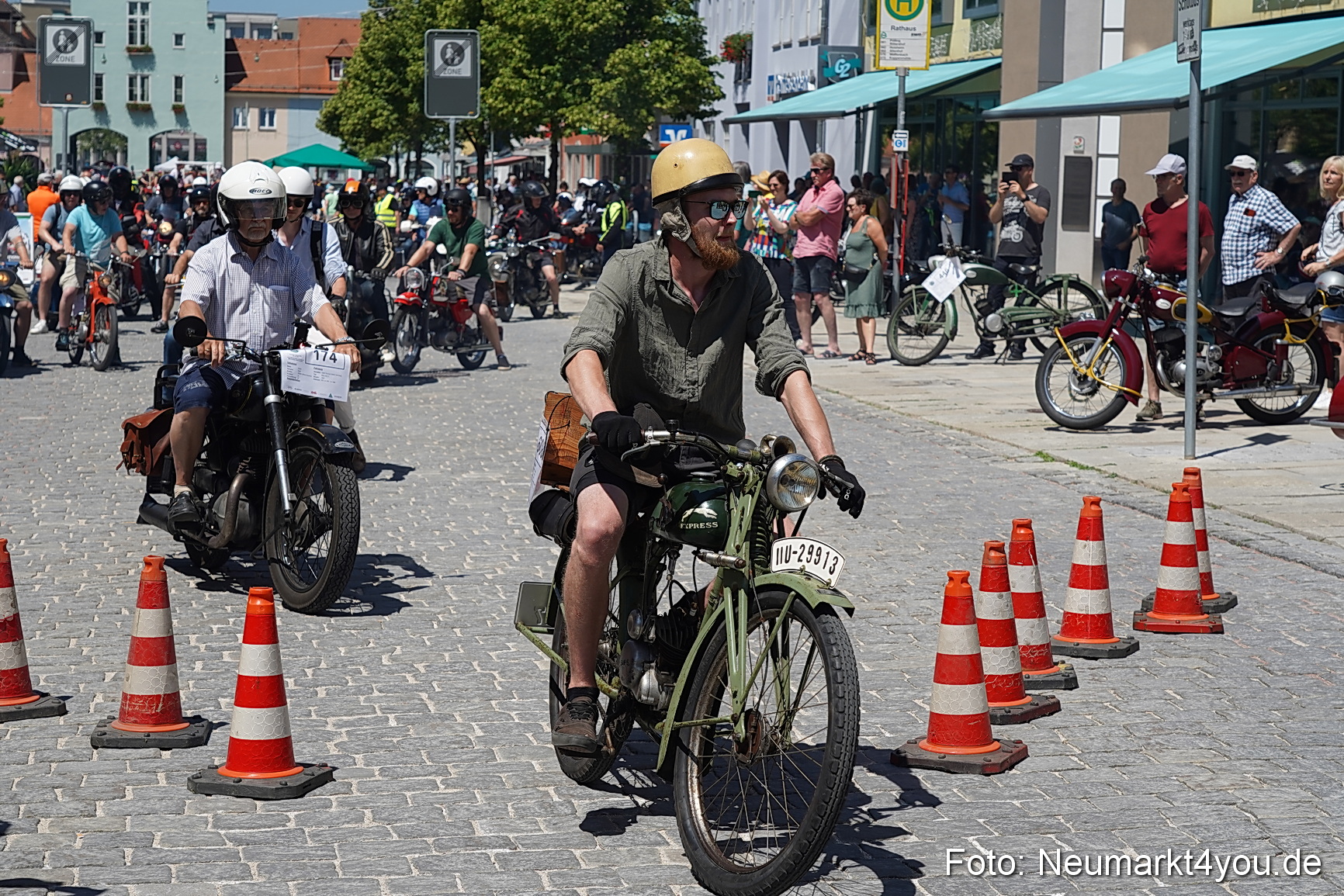 Oldtimertreffen Neumarkt Start der Ausfahrt 2023 0007