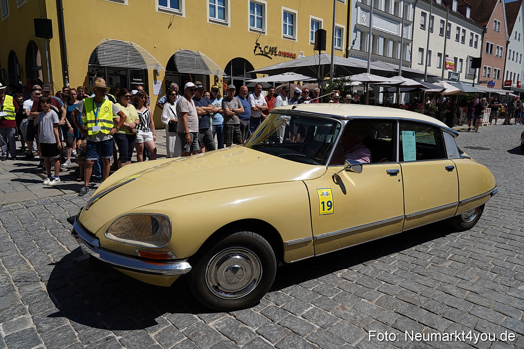 Oldtimertreffen Neumarkt Start der Ausfahrt 2023 0115