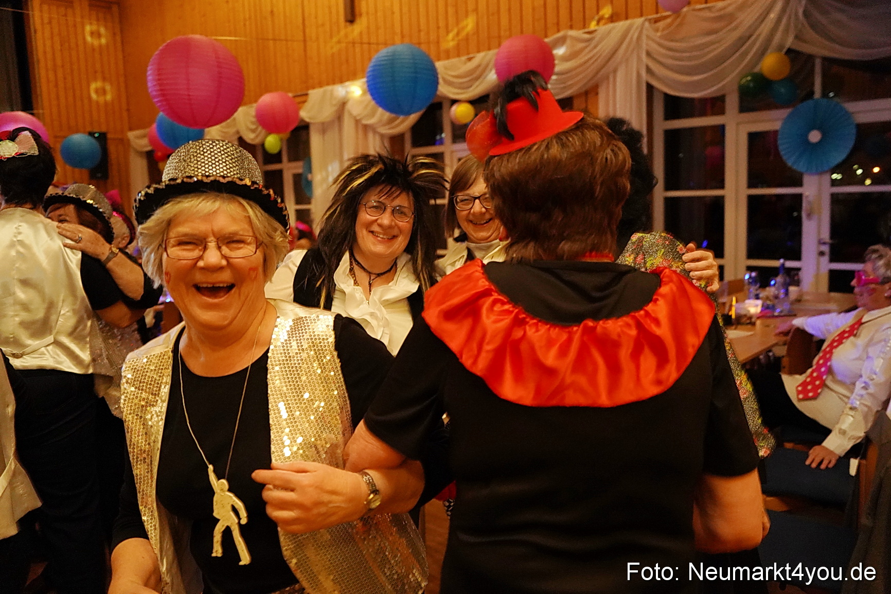 Weiberfasching Neumarkt 2023 0092