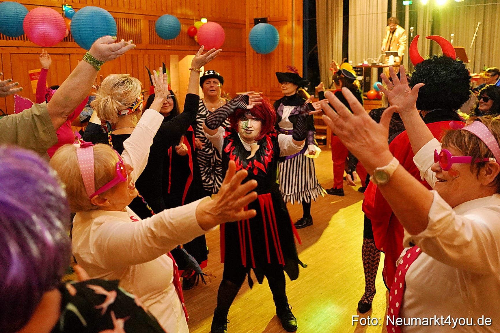 Weiberfasching Neumarkt 2023 0094