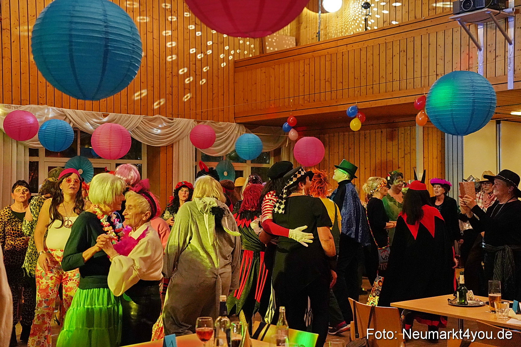 Weiberfasching Neumarkt 2023 0102