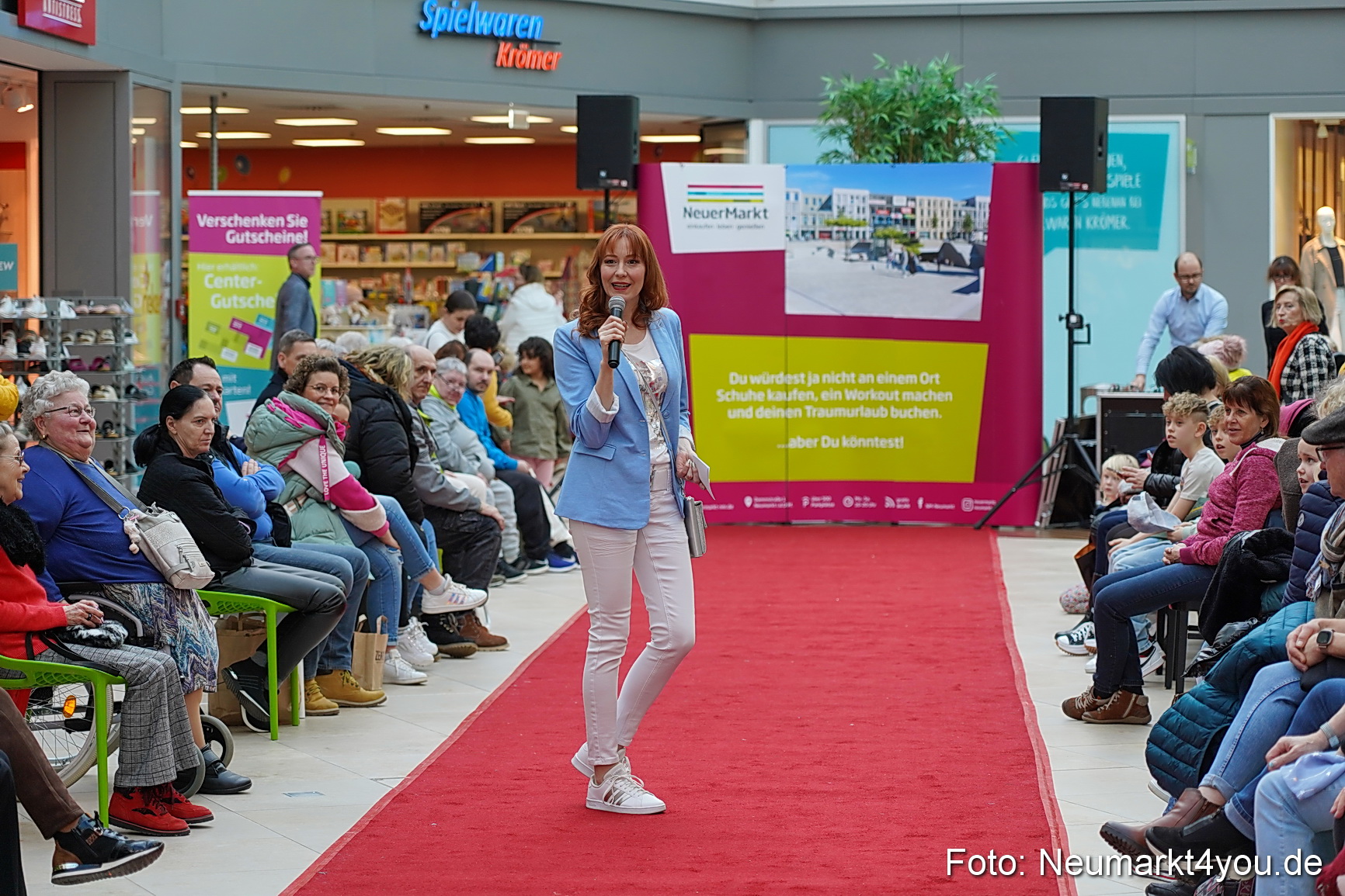 Fruehlingsmodenschau im NeuenMarkt 2024 0002